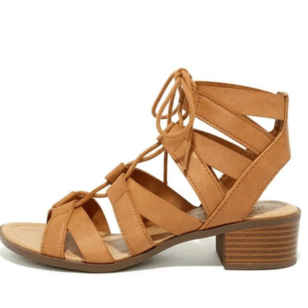 ✧ Good Condition ✧   Lulus ║ Tan Lace-Up Sandals
